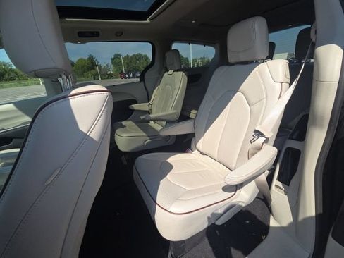 Used 2018 Chrysler Pacifica Limited w/ Advanced Safetytec Group FWD image 18