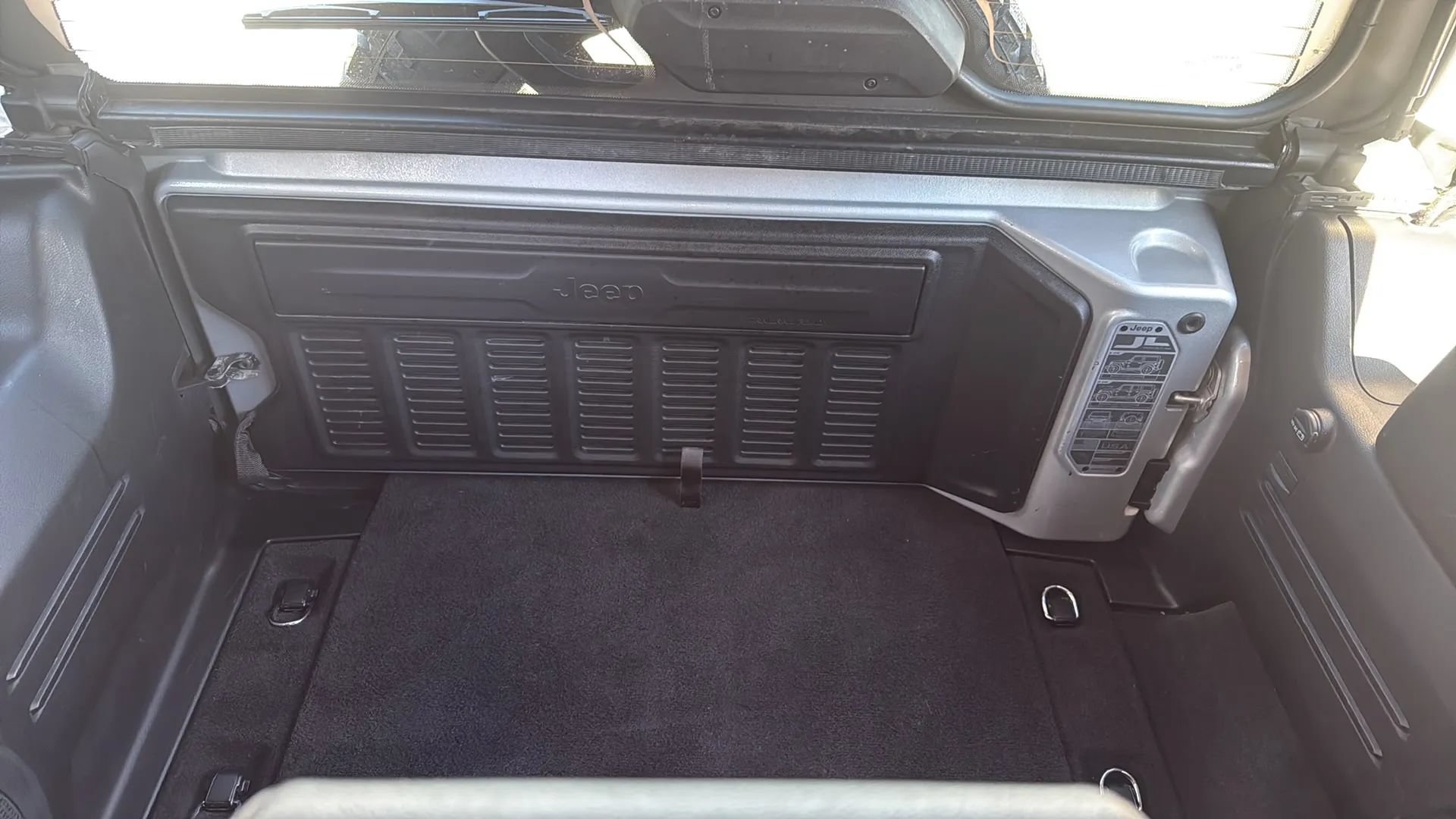 Used 2024 Jeep Wrangler Unlimited Sahara w/ Technology Group AWD/4WD image 39