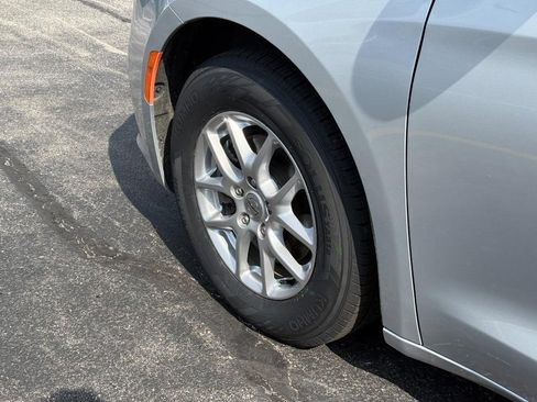 Certified 2024 Chrysler Pacifica Touring-L FWD image 14