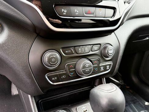 Used 2020 Jeep Cherokee Limited w/ Technology Group image 17