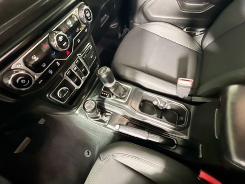 Used 2022 Jeep Wrangler Unlimited Sport AWD/4WD image 25