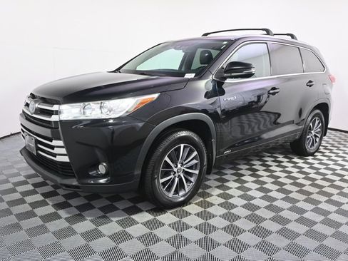 Used 2017 Toyota Highlander XLE AWD/4WD image 2