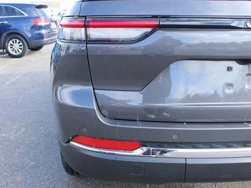 Used 2024 Jeep Grand Cherokee Laredo image 43