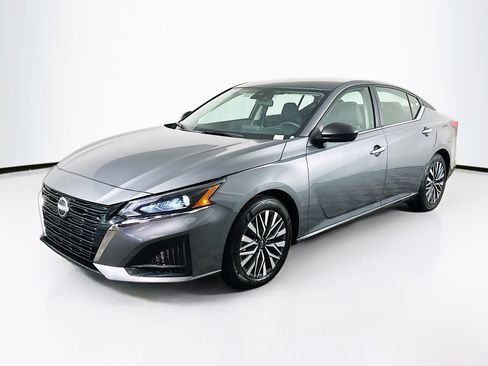 Used 2025 Nissan Altima 2.5 SV image 3