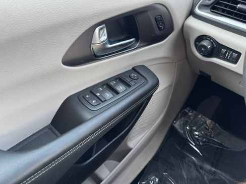 Used 2024 Chrysler Pacifica Limited FWD image 33
