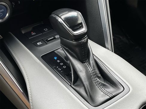 Used 2021 Toyota Venza LE image 17