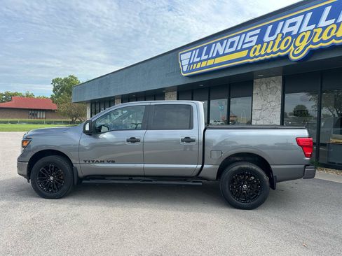 Used 2018 Nissan Titan SL AWD/4WD image 4
