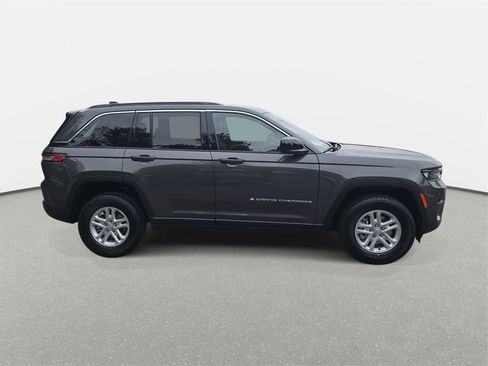 New 2025 Jeep Grand Cherokee Laredo image 4