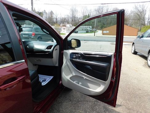 Used 2020 Dodge Grand Caravan SXT image 25