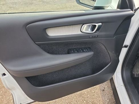 Used 2023 Volvo XC40 B5 Core w/ Convenience Package image 10
