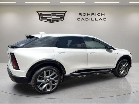 Certified 2025 Cadillac Optiq Luxury 2 w/ LPO, Floor Liner Package AWD/4WD image 4