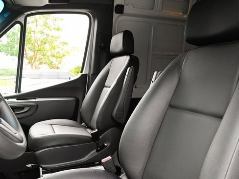 Used 2022 Mercedes-Benz Sprinter 2500 image 13