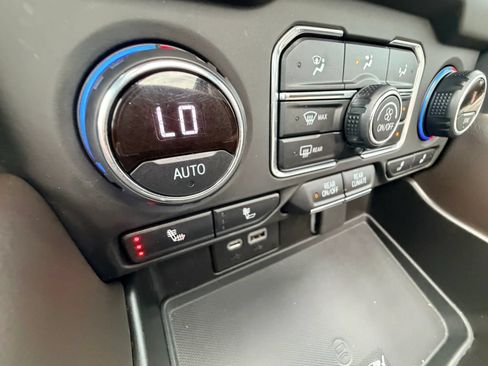 Used 2021 Chevrolet Suburban Z71 AWD/4WD image 19
