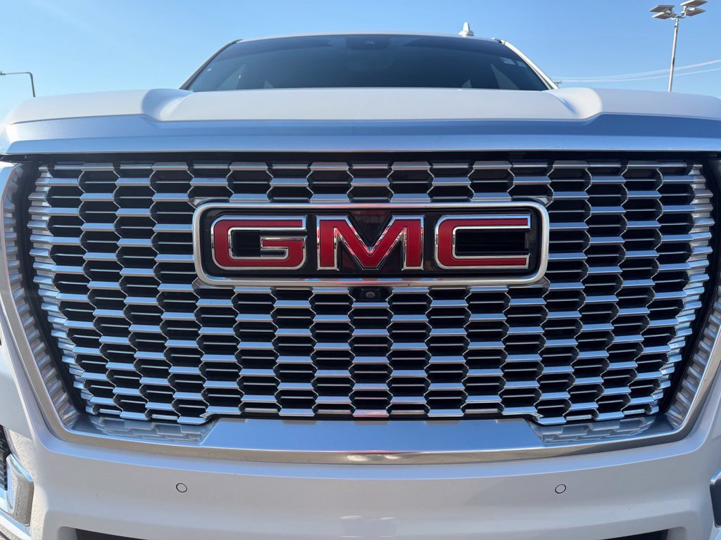 Used 2023 GMC Yukon XL Denali w/ Denali Reserve Package AWD/4WD image 7