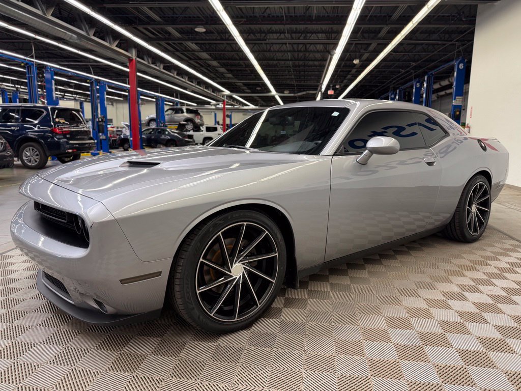 Used 2016 Dodge Challenger SXT w/ Driver Convenience Group RWD image 3