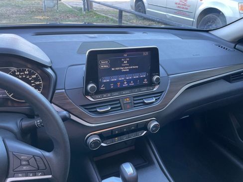 Used 2025 Nissan Altima 2.5 SV image 18