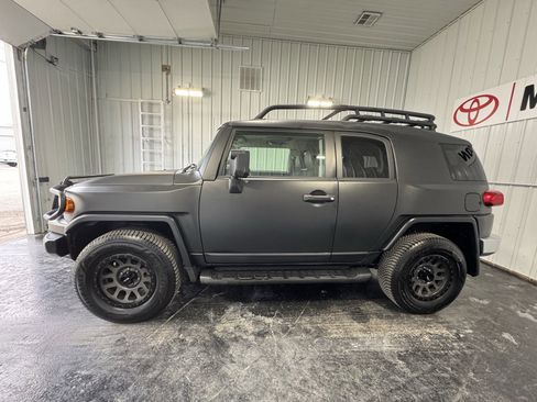 Used 2011 Toyota FJ Cruiser 4WD image 2