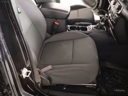 Used 2020 Jeep Wrangler Unlimited Sahara image 13