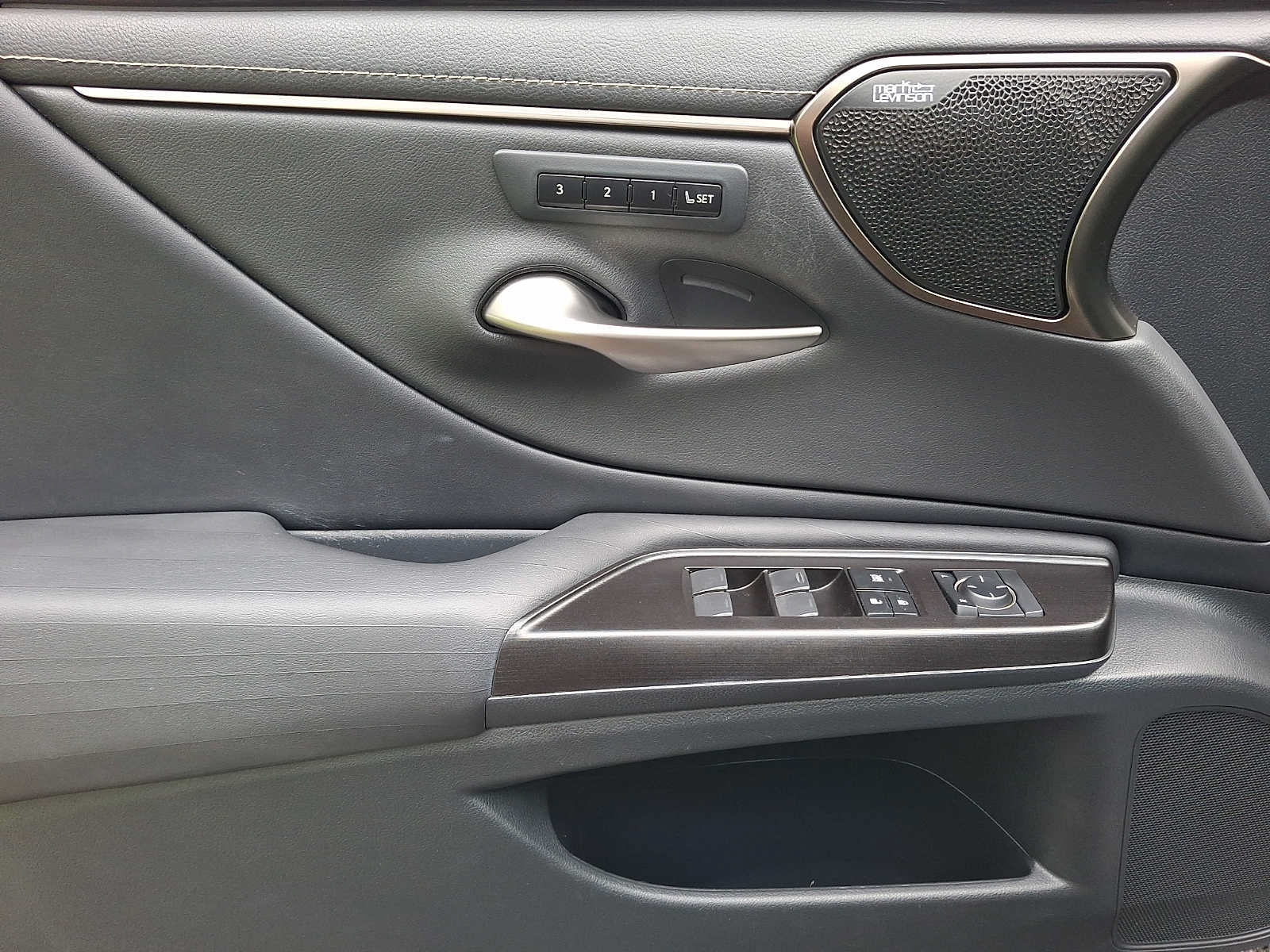 Used 2019 Lexus ES 350 Ultra Luxury w/ Accessory Package 2 FWD image 9