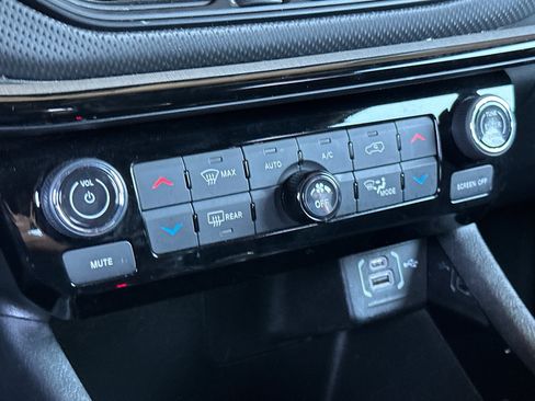 Used 2025 Jeep Compass Trailhawk AWD/4WD image 20