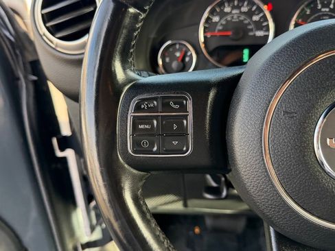 Used 2018 Jeep Wrangler Unlimited Rubicon w/ Connectivity Group image 22