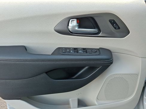 Used 2024 Chrysler Pacifica Touring-L image 13