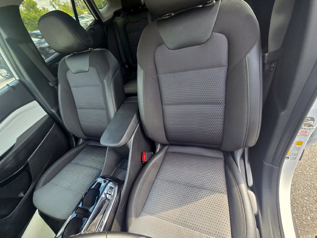 Used 2025 Chevrolet Trax LT w/ LT Convenience Package FWD image 17