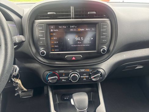 Used 2025 Kia Soul LX w/ LX Technology Package FWD image 17