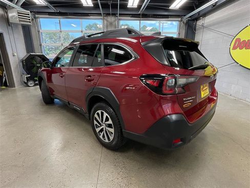 Used 2024 Subaru Outback Premium AWD/4WD image 3
