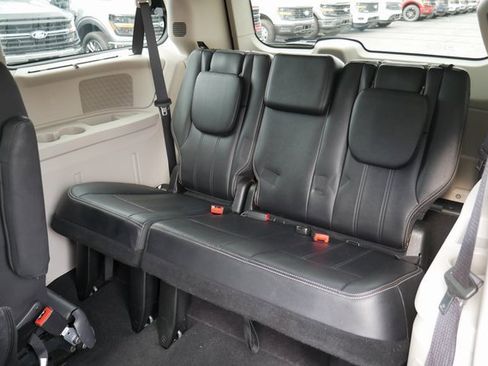 Used 2015 Chrysler Town & Country Touring image 24