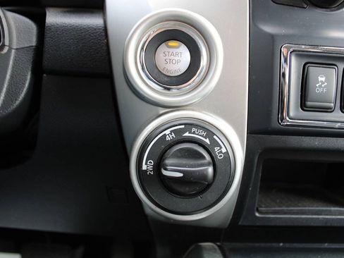 Used 2018 Nissan Titan SV w/ SV Convenience Package AWD/4WD image 28