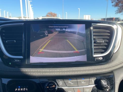 Used 2025 Chrysler Pacifica Limited image 29