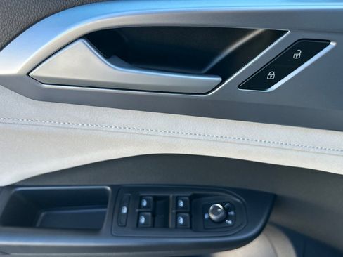 New 2026 Volkswagen Taos SE image 9