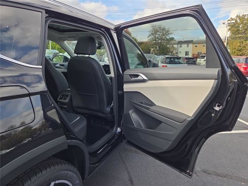 New 2025 Volkswagen Taos SEL image 32