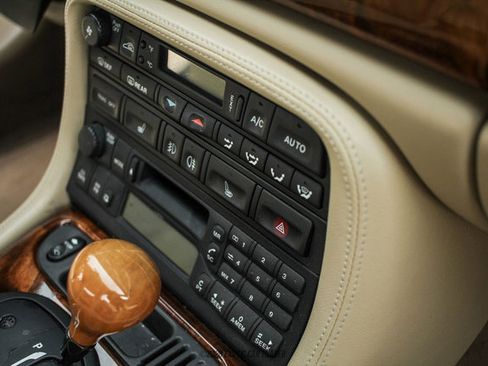 Used 1999 Jaguar XK8 Convertible RWD image 32