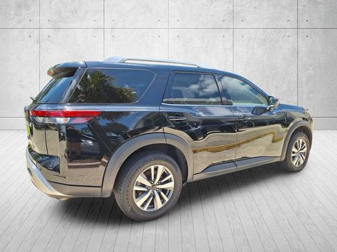 Used 2025 Nissan Pathfinder SL FWD image 5
