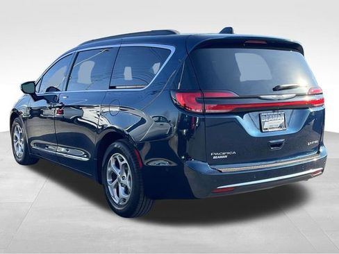 Used 2023 Chrysler Pacifica Limited image 5