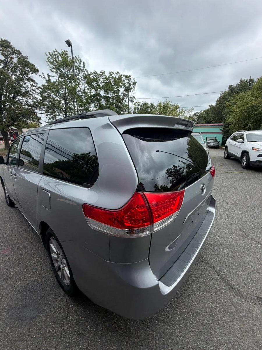 Used 2012 Toyota Sienna LE w/ Towing Pkg AWD/4WD image 4