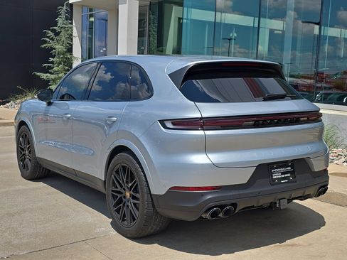 Certified 2025 Porsche Cayenne AWD/4WD image 3