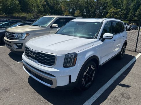 Used 2025 Kia Telluride S FWD image 3
