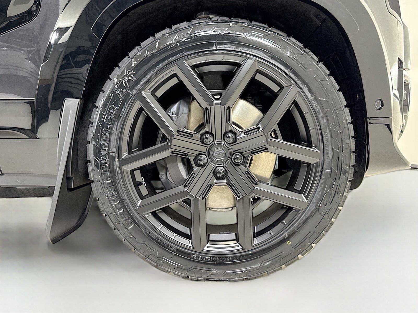 Used 2026 Land Rover Defender 110 X-Dynamic SE AWD/4WD image 39