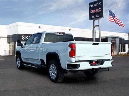 Used 2024 Chevrolet Silverado 2500 High Country w/ High Country Premium Package image 3