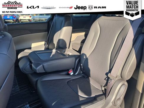 Certified 2025 Kia Carnival EX FWD image 12