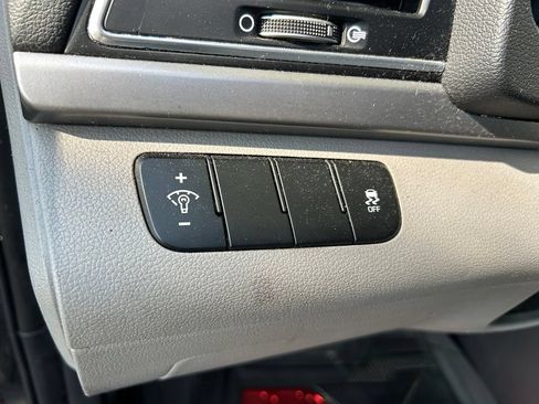 Used 2017 Hyundai Elantra SE FWD image 18