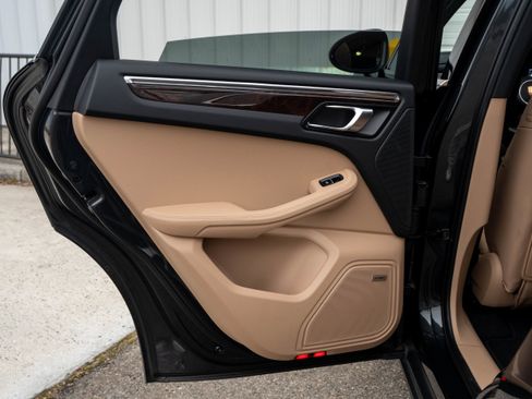 Certified 2025 Porsche Macan AWD/4WD image 33