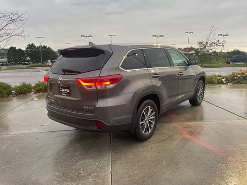 Used 2019 Toyota Highlander XLE w/ Carpet Mat Package (TMS) AWD/4WD image 8