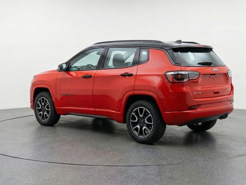Used 2025 Jeep Compass Trailhawk AWD/4WD image 6