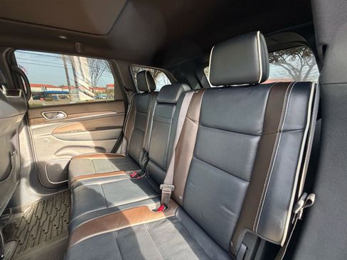 Used 2017 Jeep Grand Cherokee Overland w/ Jeep Active Safety Group image 22