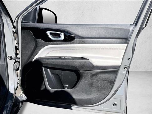 Used 2023 Jeep Compass Limited image 18