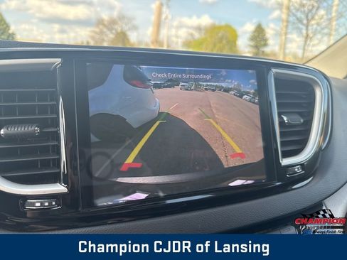 Used 2023 Chrysler Pacifica Touring-L FWD image 27